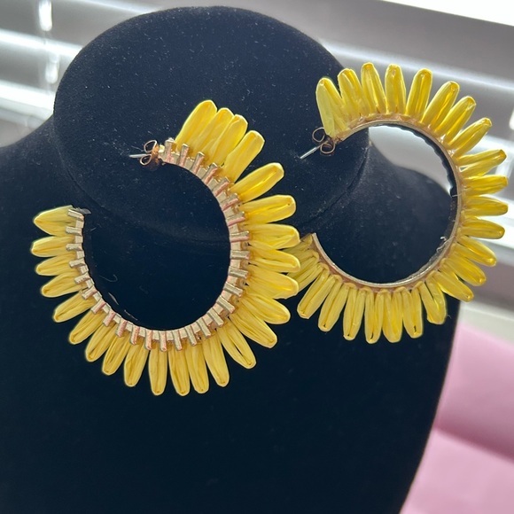 4/$20 Large yellow raffia sunflower 2.5 hoop earrings- NWOT - Picture 3 of 4